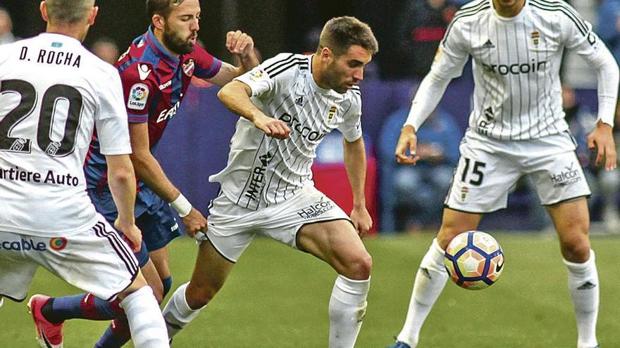 Johannesson controla el balón presionado por Morales ante la mirada de Rocha y Torró.