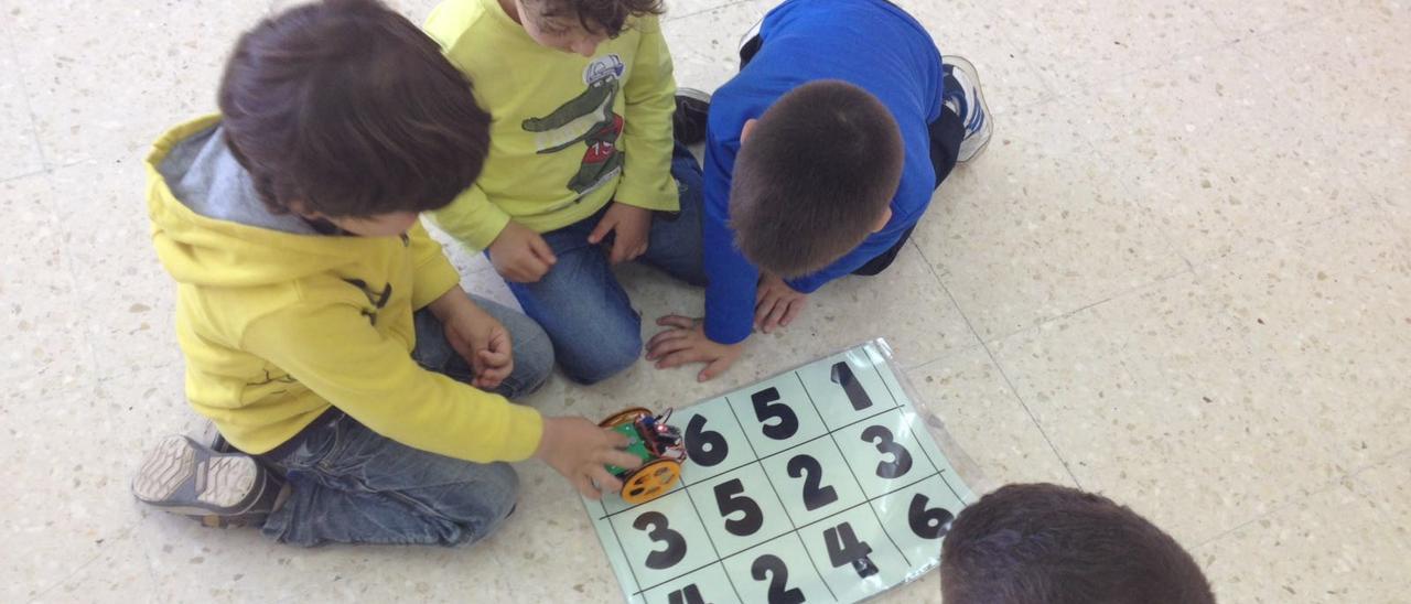 Escolares de Infantil del centro de Infantil y Primaria toman contacto con el robot.