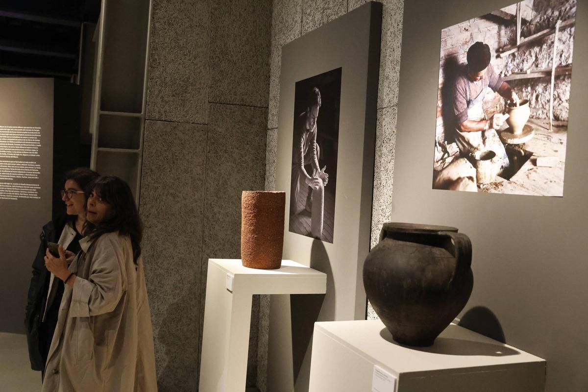 La inauguración de la muestra sobre la cerámica negra de Llamas del Mouro, en imágenes La inauguración de la muestra sobre la cerámica negra de Llamas del Mouro, en imágenes