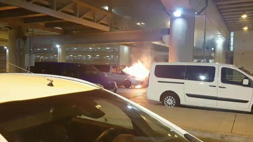 Un vehículo de una empresa VTC se incendia en el Aeropuerto Alicante-Elche