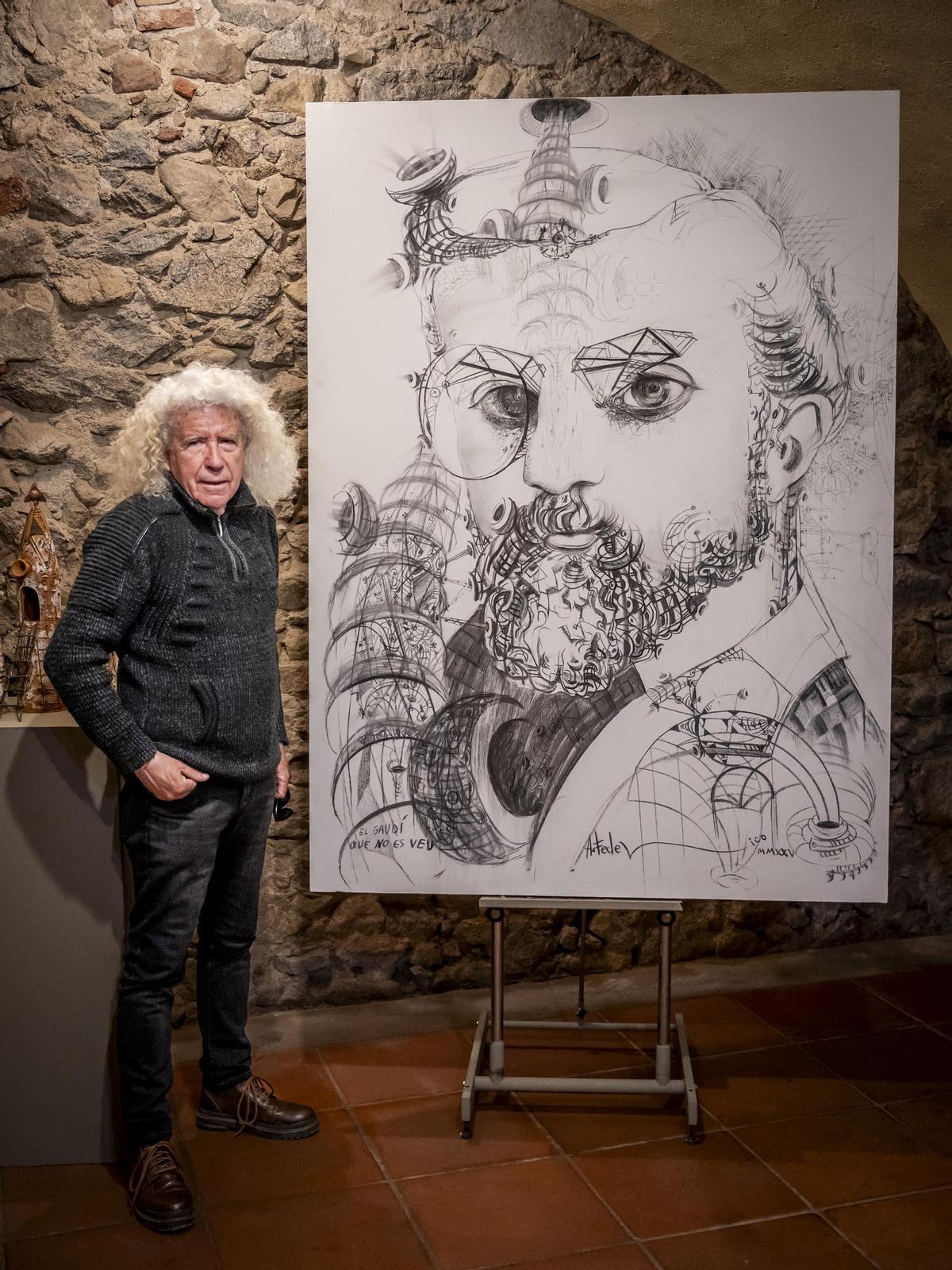 Federico al costat del gran retrat que ha fet d'un Gaudí jove amb l'afany de descobrir el secret rere la seva mirada.