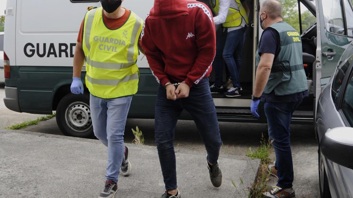 Uno de los detenidos hace su entrada escoltado en los Juzgados de Lalín