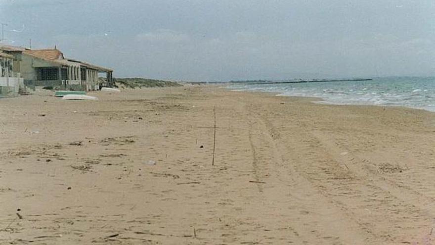 La playa situada en la Avenida Ingeniero Mira de Guardamar del Segura en 1988, a la izquierda, y en la misma zona en la actualidad, a la derecha .