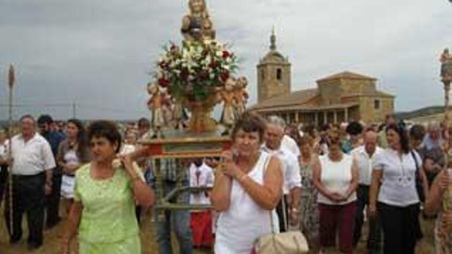 Los devotos llevan en andas a la Virgen del Campo por las inmediaciones del santuario en su honor.