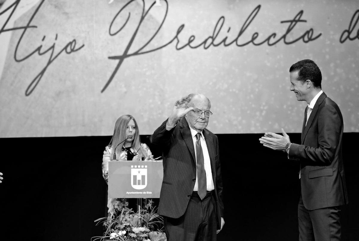 Joaquín Planelles, durante el acto de su nombramiento como Hijo Predilecto de Elda, junto al alcalde Rubén Alfaro..