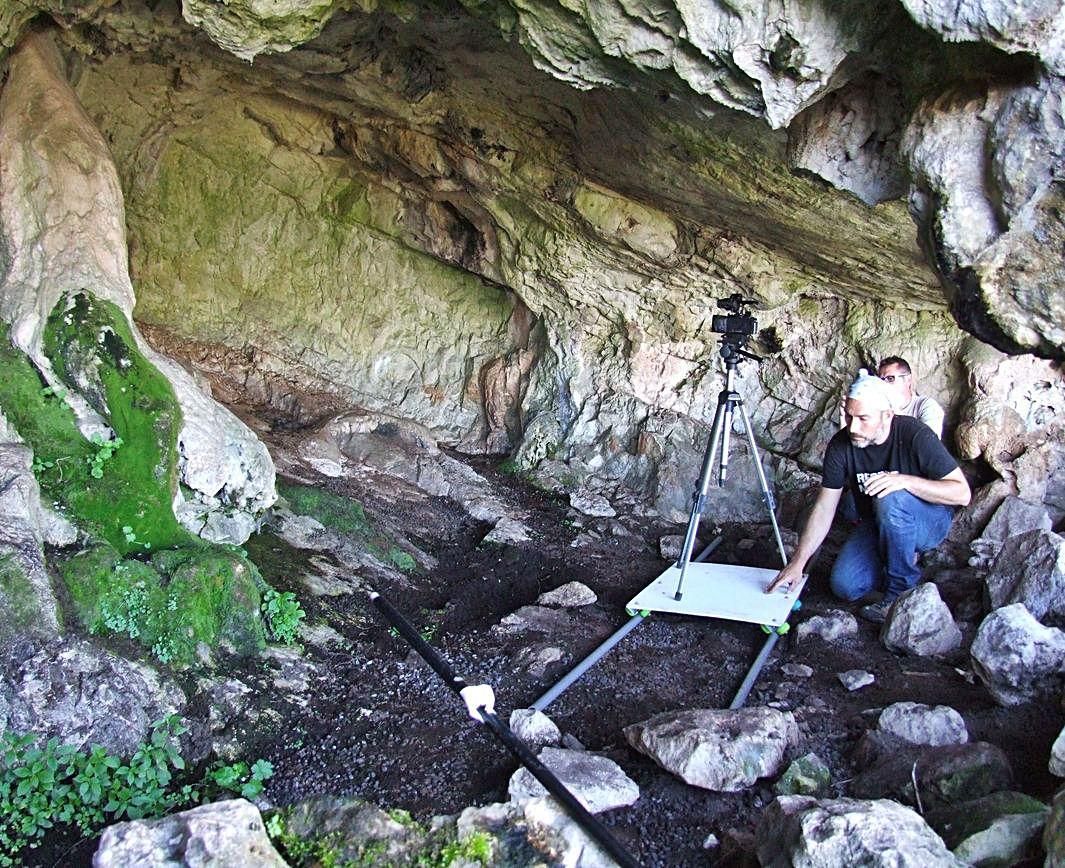 En acción | Trabajos en una cueva de Cabra.