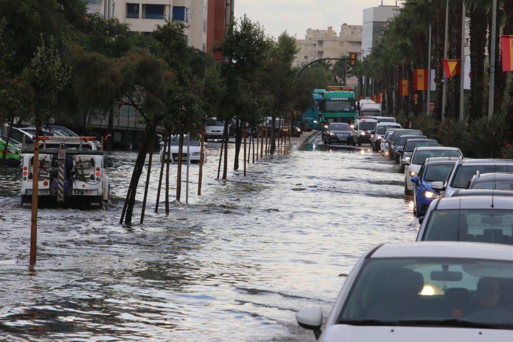 El paseo marítimo de Huelin y la calle Pacífico amanecían inundadas por el agua y provocando retenciones de tráfico.