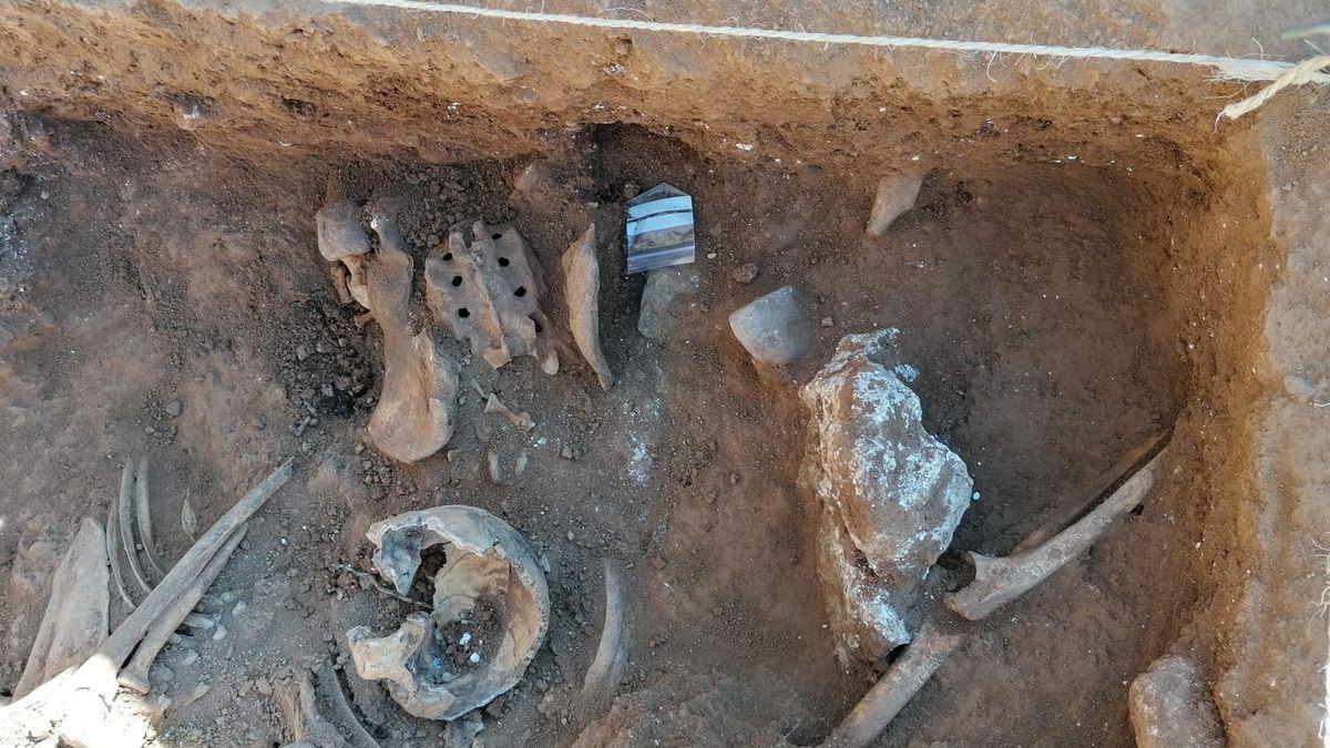 Ossos trobats a una de les dues fosses localitzades a Belchite