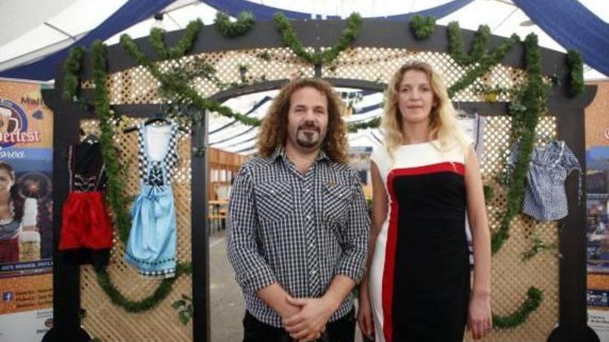 Miki Jaume (Grup Trui) e Ines Rozentale (Abel´s), durante la presentación de la Oktoberfest.