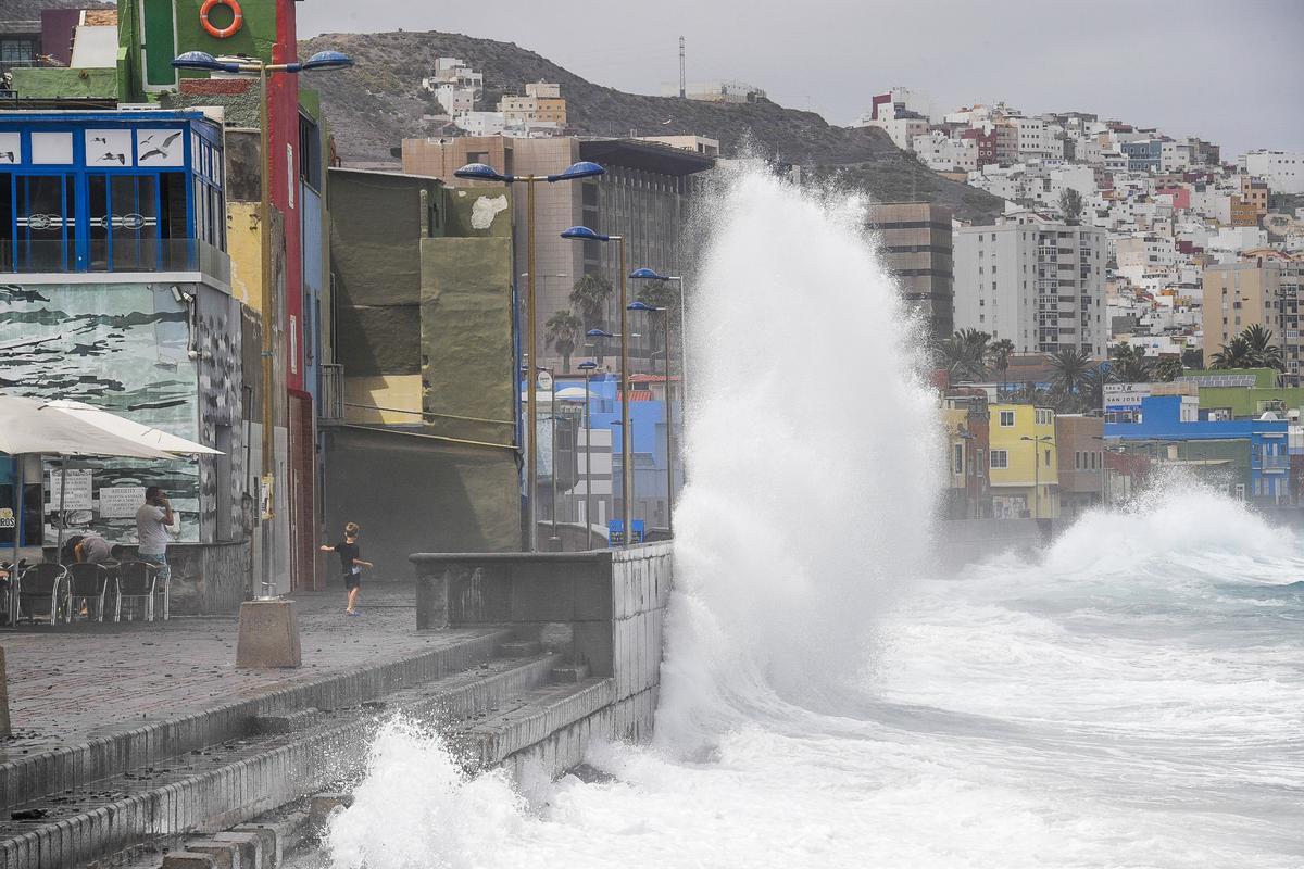Oleaje fuerte en el paseo del barrio de San Cristóbal en Las Palmas de Gran Canaria. Oleaje fuerte en el paseo del barrio de San Cristóbal en Las Palmas de Gran Canaria.