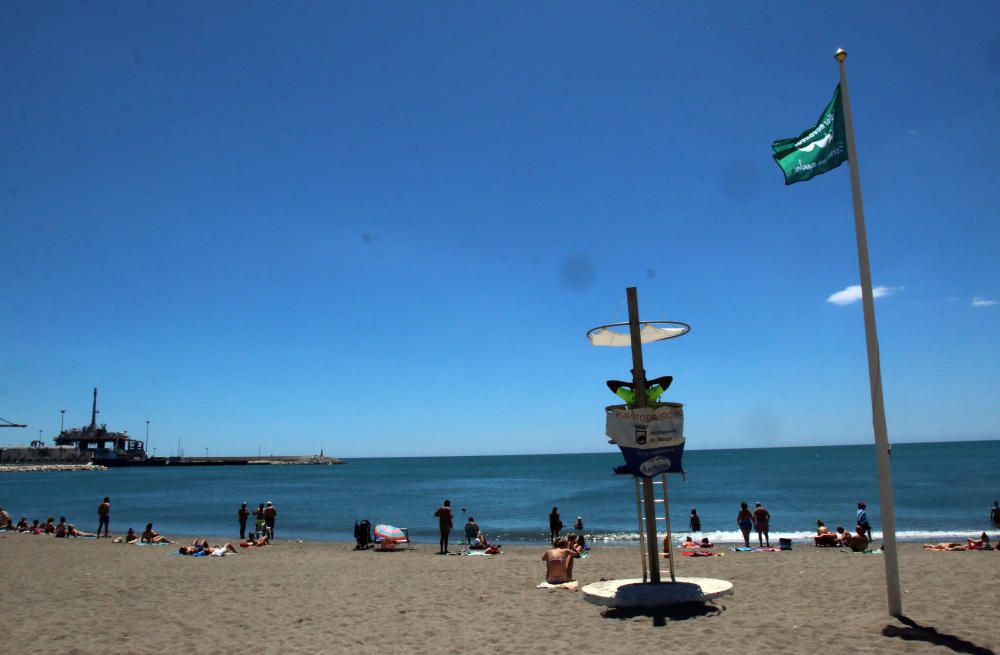 Comienzan las labores de limpieza de las playas de Málaga capital antes del inicio de la temporada de verano