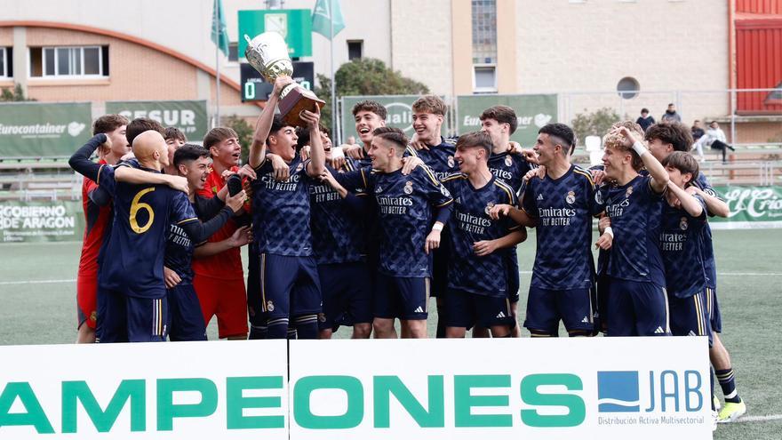 En imágenes | Entrega de trofeos del Torneo Cesaraugusta con victoria del Real Madrid frente al Real Zaragoza