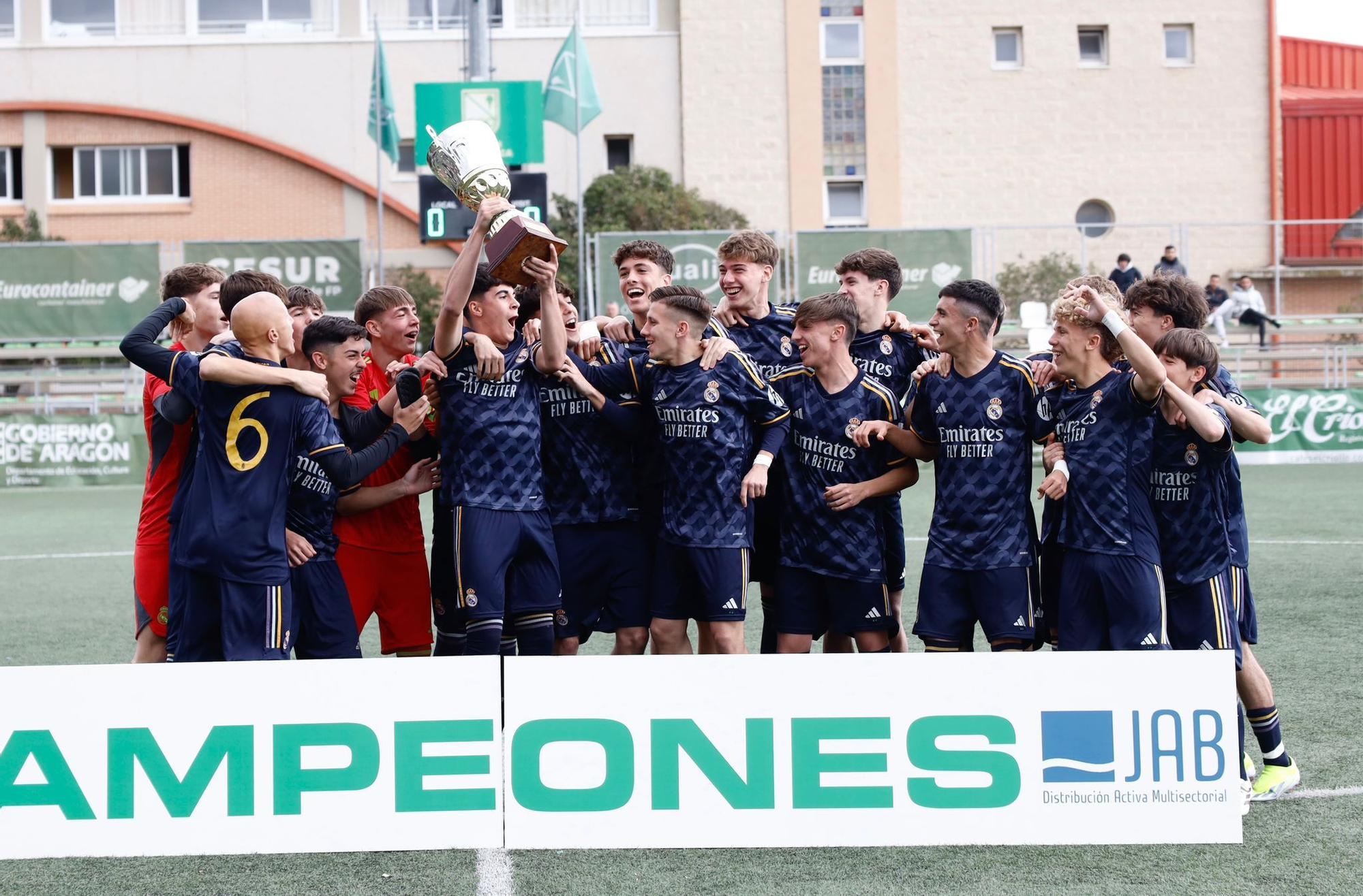 En imágenes | Entrega de trofeos del Torneo Cesaraugusta con victoria del Real Madrid frente al Real Zaragoza