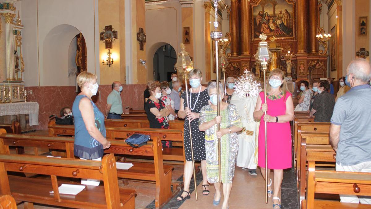 La procesión dentro de la iglesia parroquial.