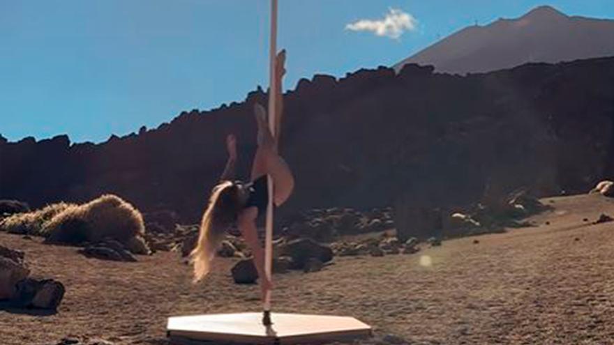Atentado ecológico en Canarias: Hace pole dance en el Teide