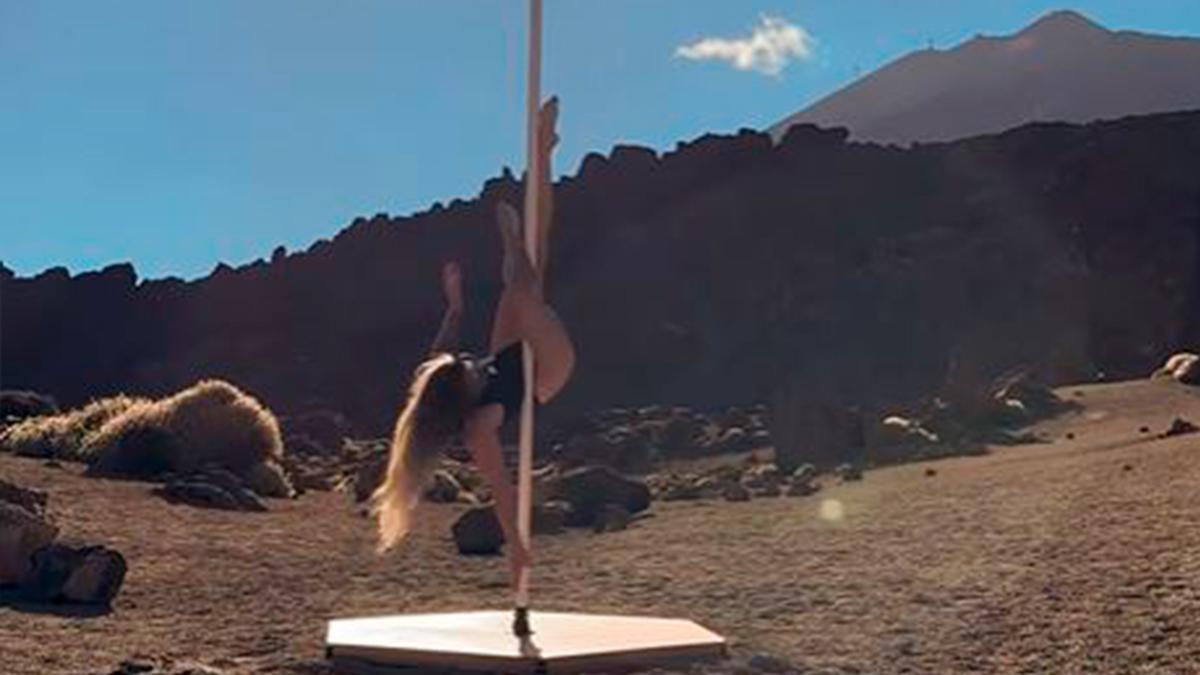 Atentado geológico en Canarias: Hace pole dance en el Teide
