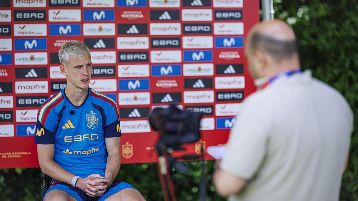 Dani Olmo, durante su entrevista con SPORT