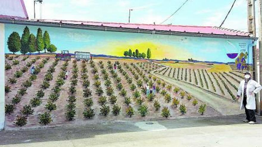 Mariana Martín junto al mural dedicado a la vendimia. | Cedida