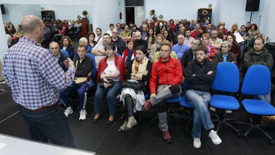 Un directivo de la escuela se dirige a padres y alumnos en la asamblea celebrada ayer en el Ifevi. // R. Grobas