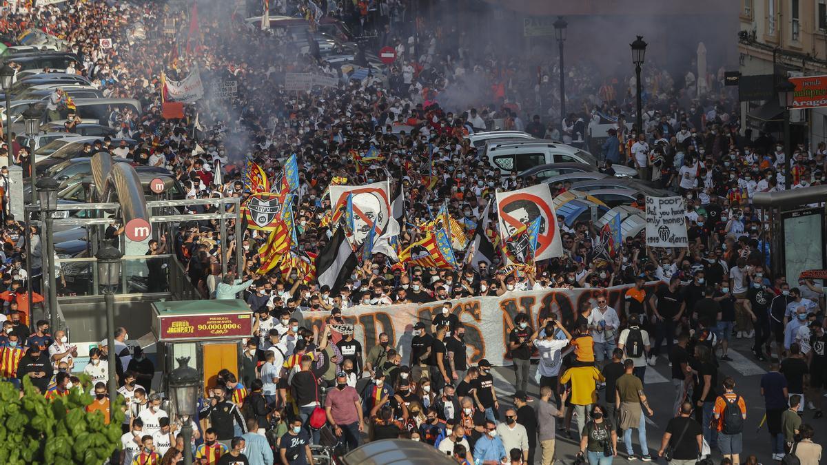 Las imágenes de la marcha de la afición valencianista contra Lim