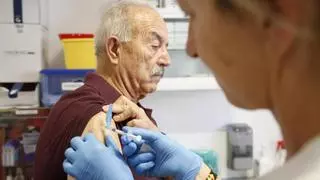 Los asturianos pierden el mieu al covid y al gripe: 156.000 vacunes menos esti iviernu pasáu