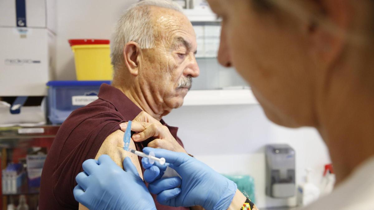 Aplicación de la vacuna del gripe a un paciente, el pasáu mes d'ochobre, nel centru de salú de Teatinos (Uviéu).