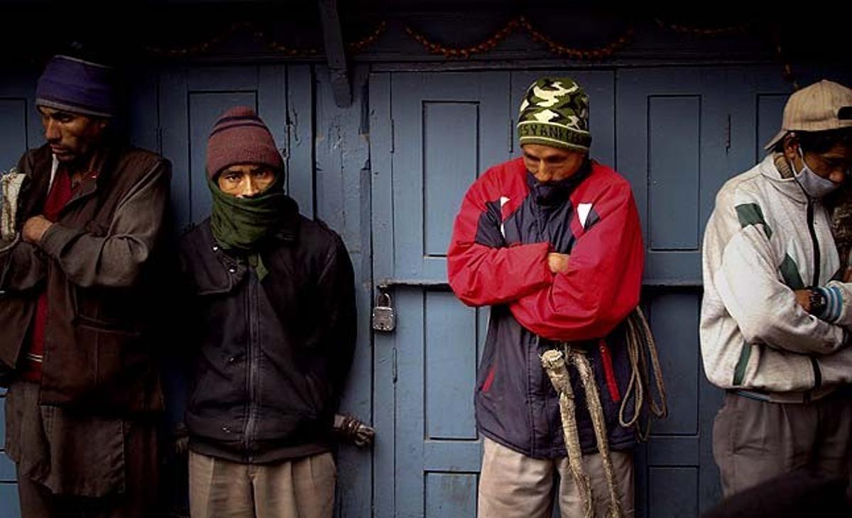 Terrissaires nepalesos es resguarden del fred mentre esperen per a anar-se’n a treballar a Kàtmandu (Nepal). Unes 12 persones han mort a causa d’una onada de fred al sud del país.
