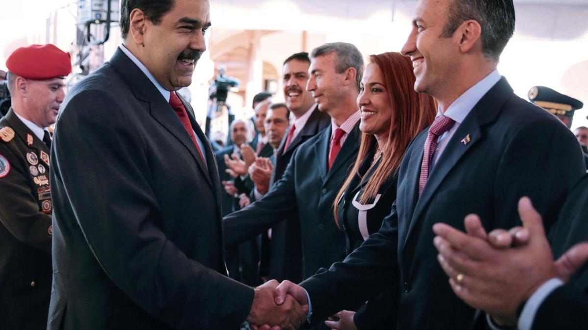 El presidente venezolado, Nicolás Maduro, saluda a su nuevo vicepresidente, Tareck El Aissami. Caracas, 04 de enero del 2016.