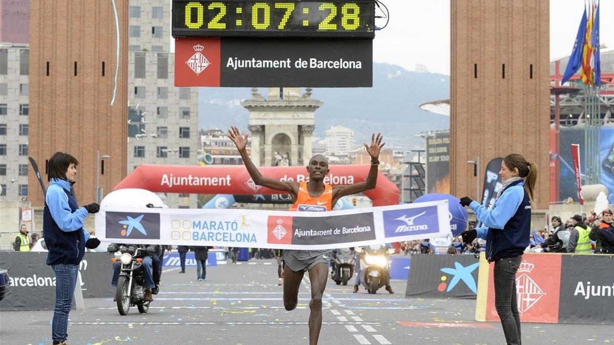 Jackson Kotut ganó el maratón de Barcelona del 2010 en 2.07.30 horas (en la imagen), récord que este domingo se quiere mejorar.