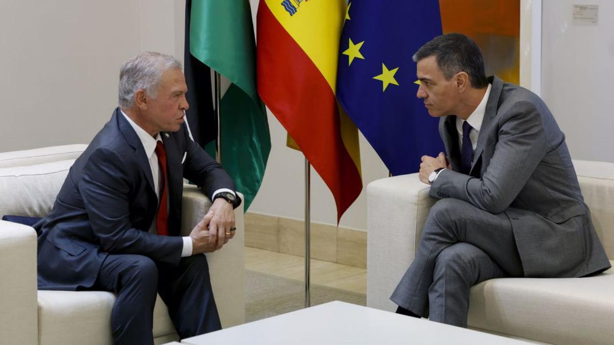 Pedro Sánchez poniendo interés al Rey de Jordania, Abdalá II.