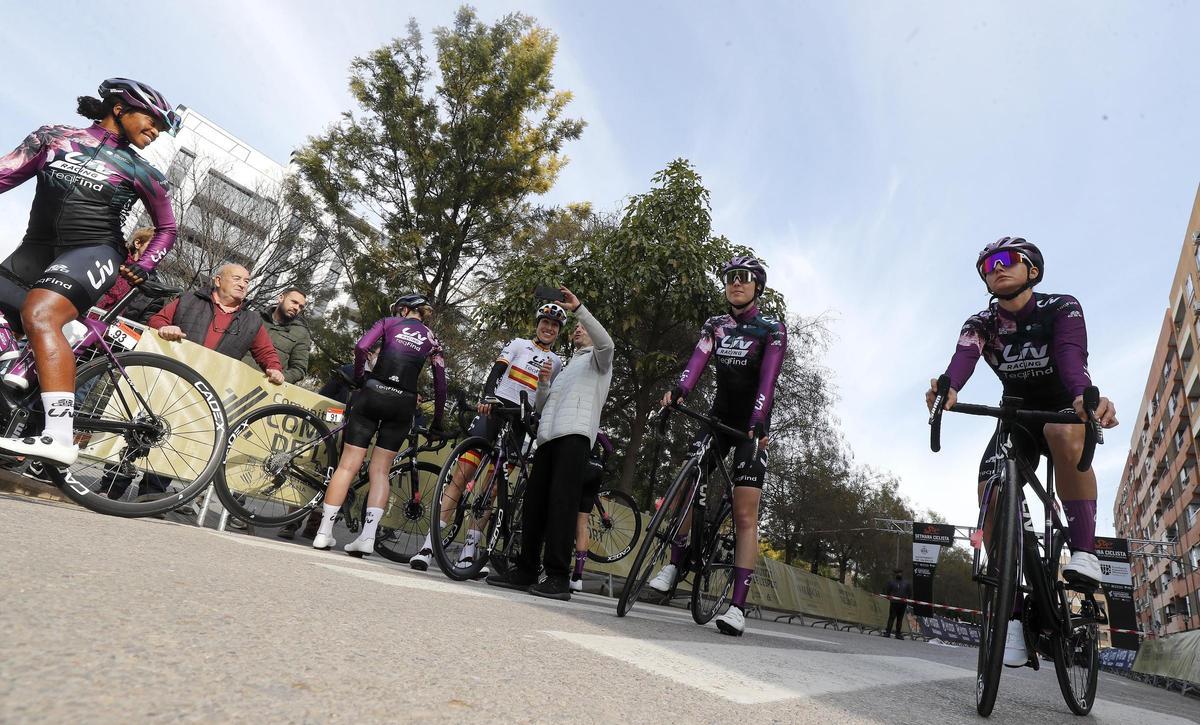 Salida de la primera etapa de la Setmana Ciclista femenina