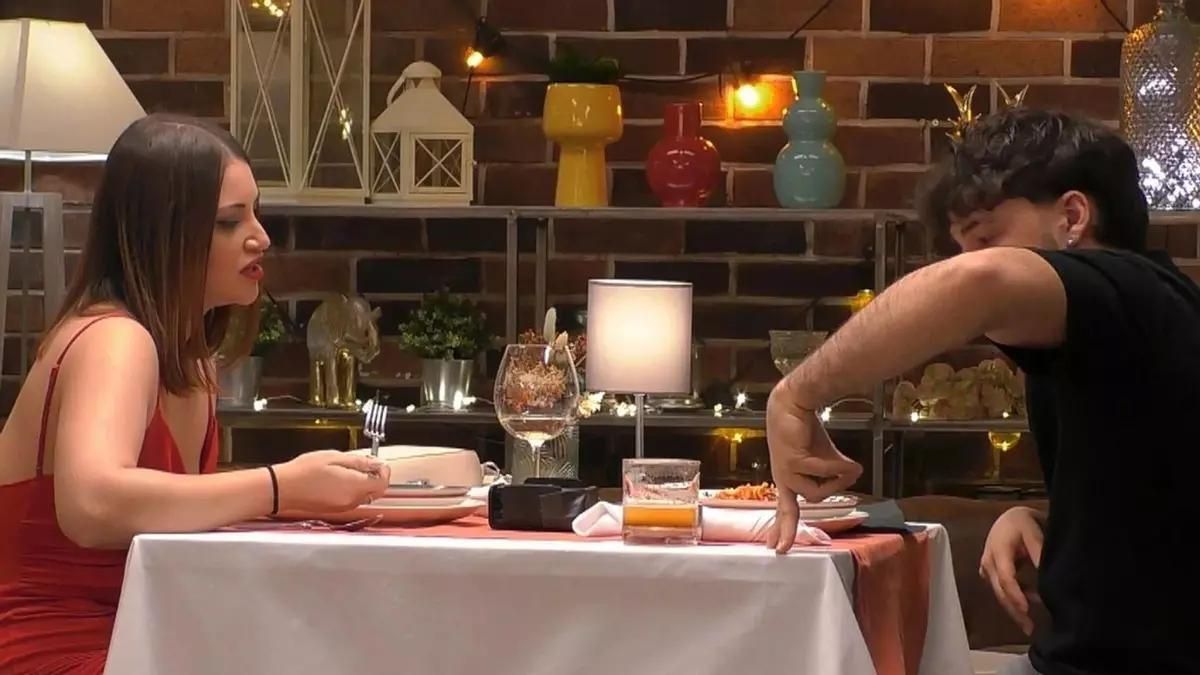 La sorprendente confesión de una soltera de 'First Dates' a su cita: ''Me estoy dedicando a abrirme de piernas"