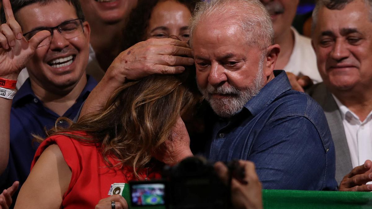 Lula da Silva celebra la victoria electoral junto a su mujer.