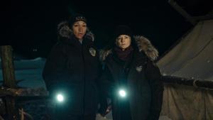 Kali Reis (Evangeline Navarro) y Jodie Foster (Liz Danvers) en True detective: Noche polar.