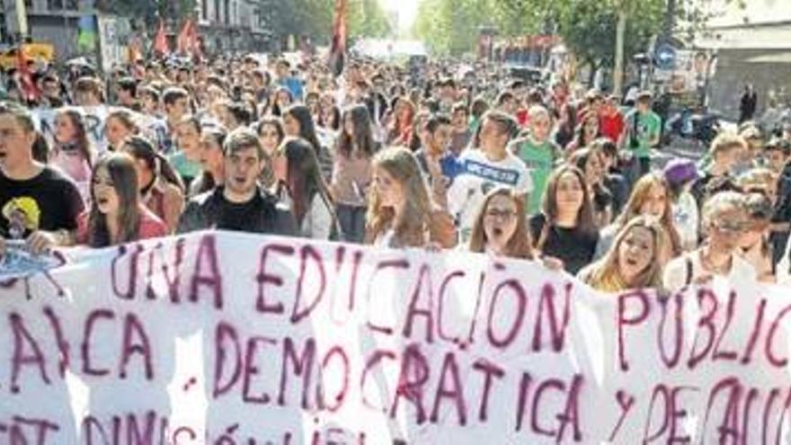 Los estudiantes instalan en la calle los gritos contra los recortes