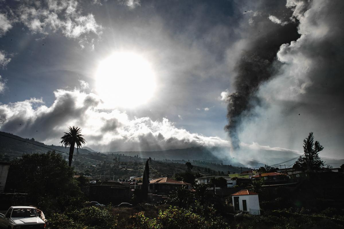 El volcán visto desde el núcleo urbano de Todoque, en Los Llanos de Aridane (La Palma). La localidad ha sido evacuada por la lava del volcán.