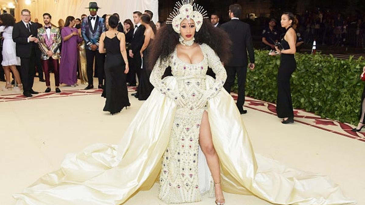 Cardi B. con unas piernas tan abiertas que... ¡Qué incómodo! [En la Gala Met]