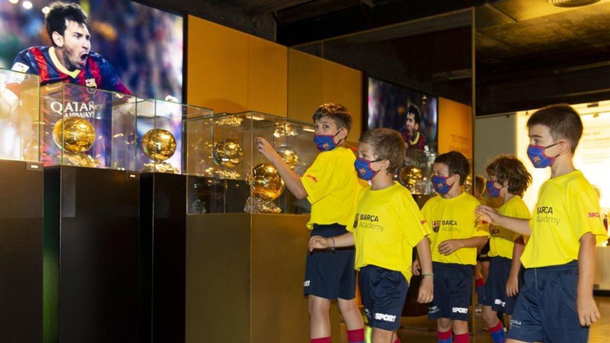 Los jugadores del Barça Academy SPORT en el santuario blaugrana
