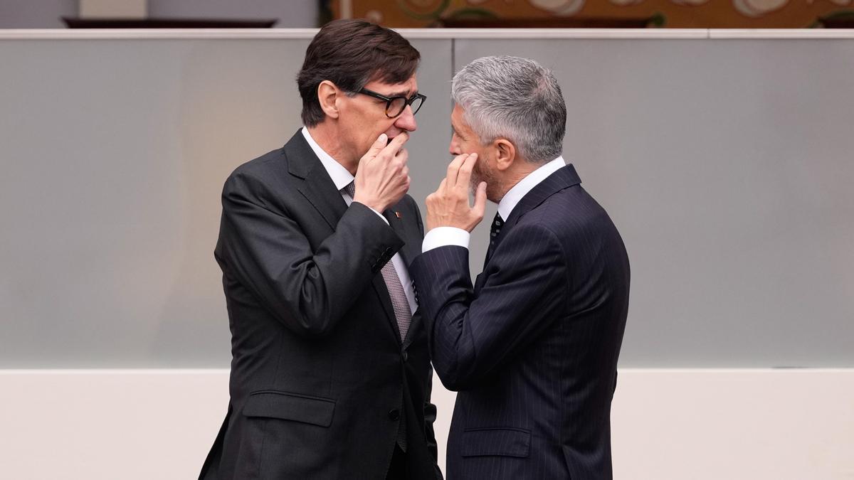 Políticos y autoridades esperan inicio desfile 12-O a pies de tribuna