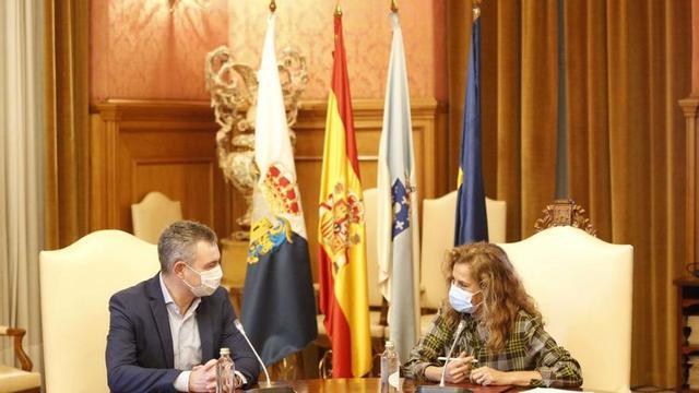 Adolfo Campos y Carmela Silva, tras la firma del convenio en el Pazo Provincial.