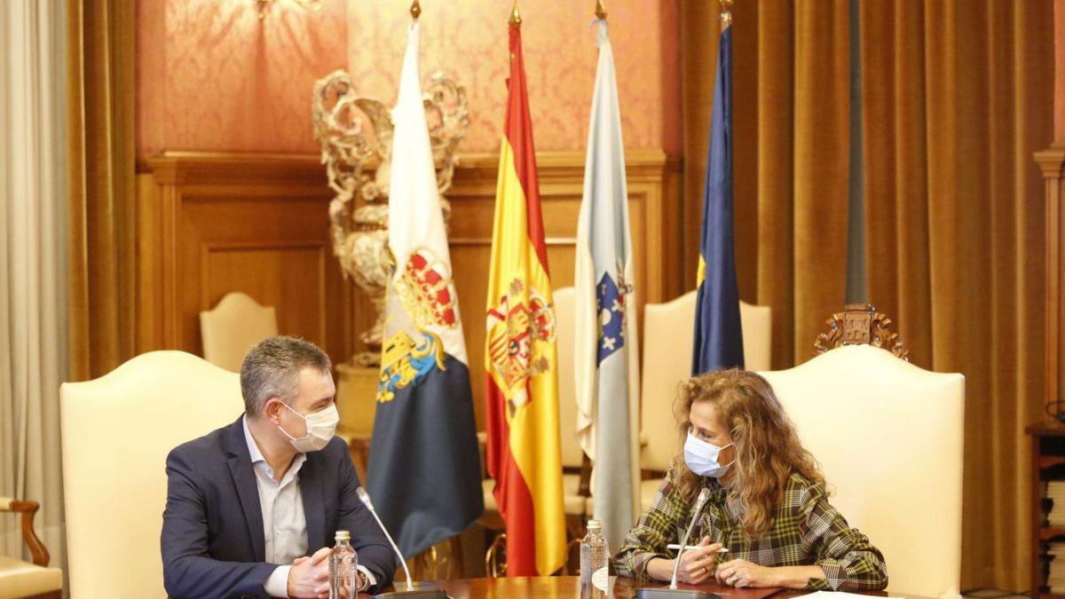 Adolfo Campos y Carmela Silva, tras la firma del convenio en el Pazo Provincial.