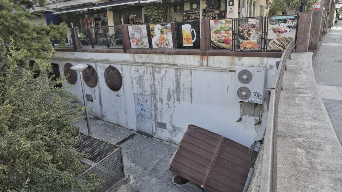 Dos heridos al caerles encima la estructura de una terraza en la calle Joan M