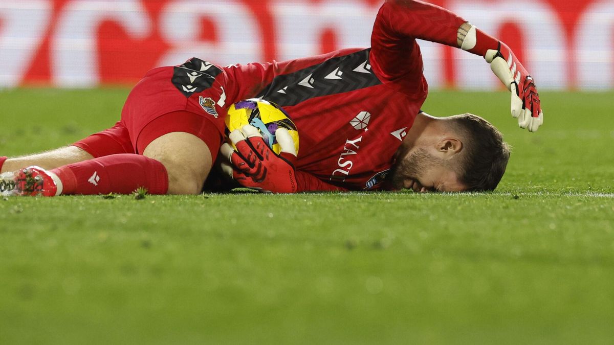 Álex Remiro, portero de la Real Sociedad, se duele en suelo durante el partido frente al Betis en LaLiga.