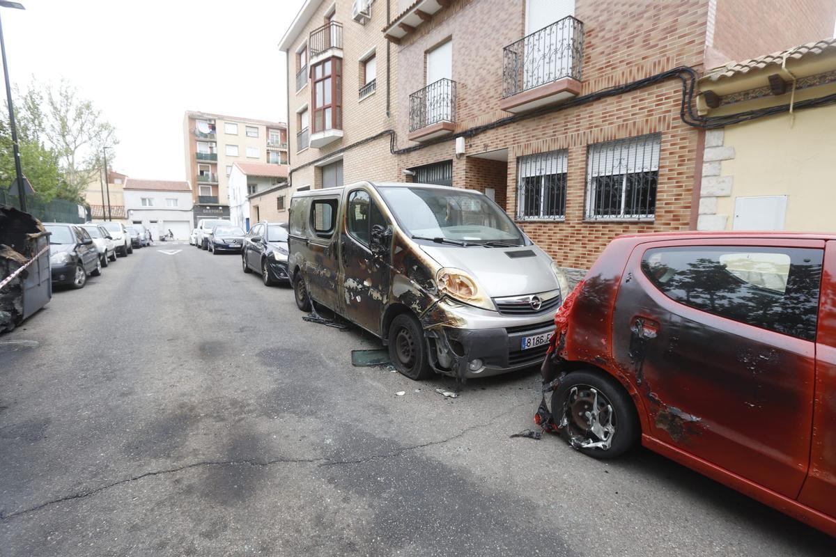 Contenedores quemados en Oliver-Valdefierro