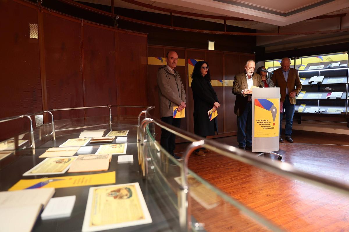 Inauguración de la exposición "Autógrafos en bibliotecas asturianas".