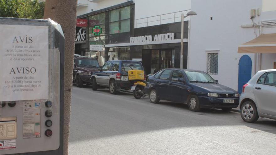 Cartel de aviso en una de las máquinas de cobro de la zona azul en Santa Eulària.