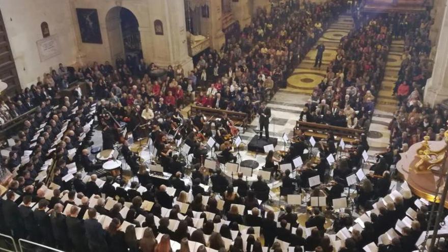 Actuación de coro, ayer, en la Basílica de Elche