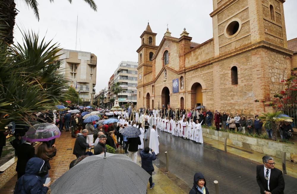 Pese a la fina lluvia que caía a primera hora de la mañana la procesión de Domingo de Resurección pudo celebrar el tradicional Encuentro en las cuatro esquinas