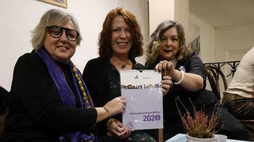 Por la izquierda, Yolanda Lobo, Pilar Sánchez Vicente y Beatriz Montes, ayer, en la librería La Habitación Propia.