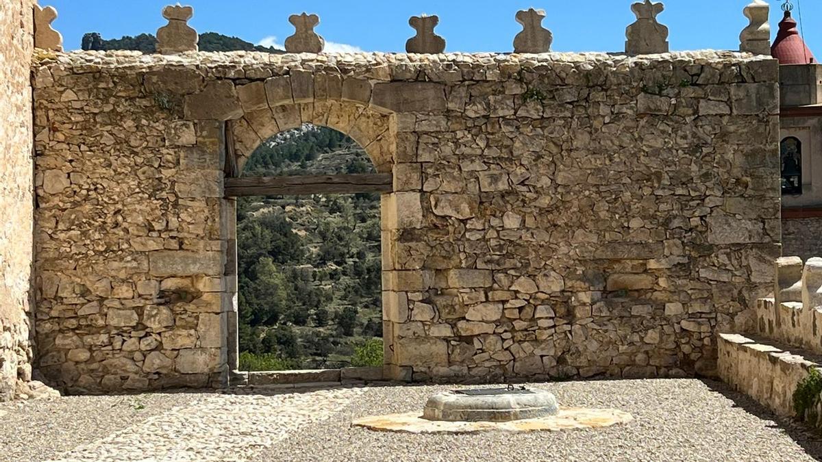 Las almenas del patio de armas del castillo están cargadas de historia.